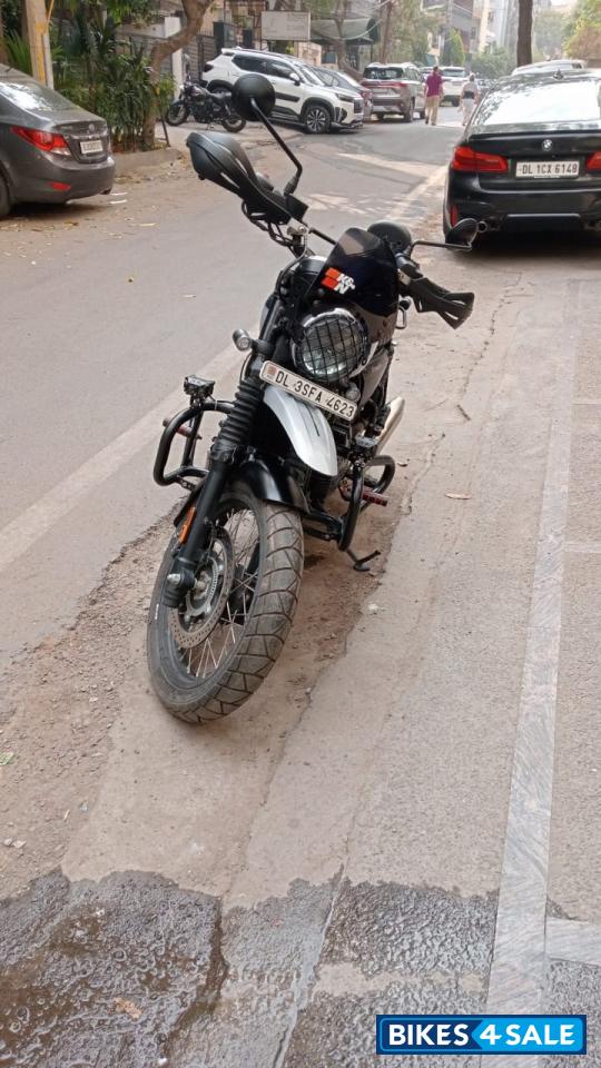 Yezdi Scrambler Dual Tone