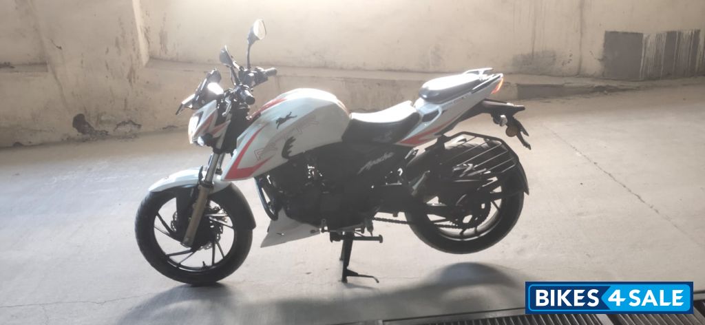 White TVS Apache RTR 200 4V Race Edition 2.0
