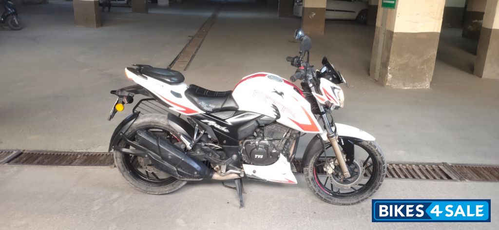 White TVS Apache RTR 200 4V Race Edition 2.0
