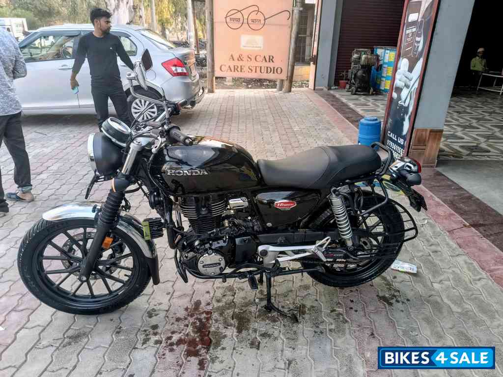 Pearl Night Star Black Honda Hness CB350 DLX