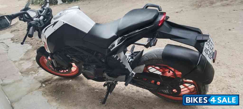 Black And White KTM Duke 200