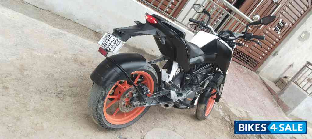 Black And White KTM Duke 200
