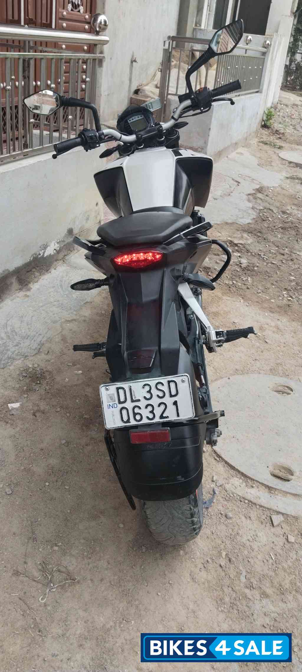 Black And White KTM Duke 200