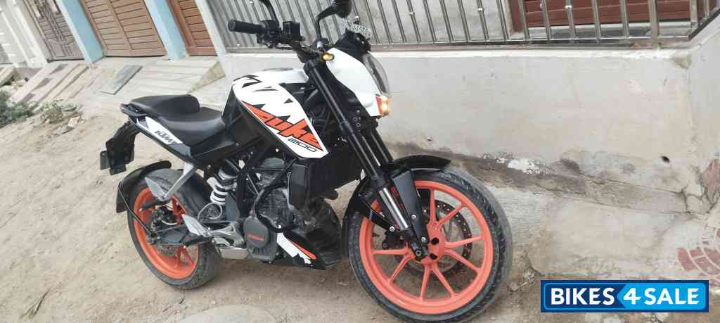 Black And White KTM Duke 200