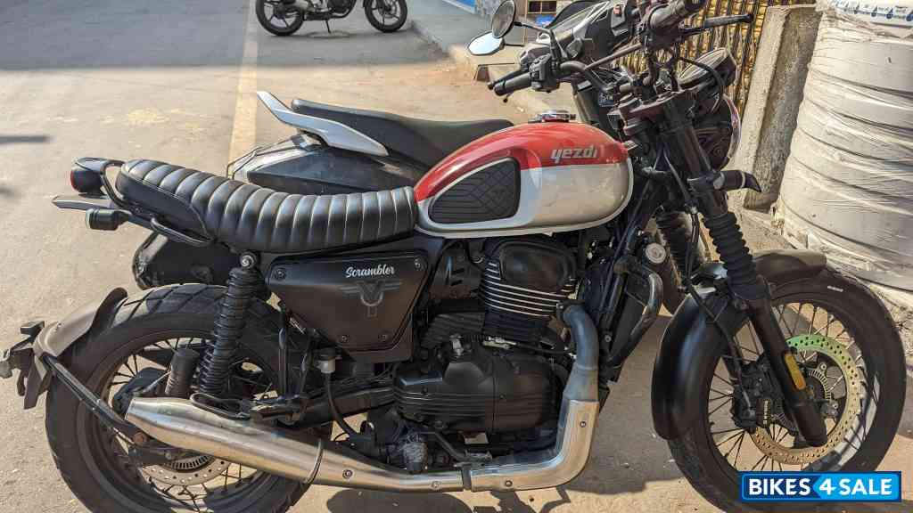 Red Yezdi Scrambler Dual Tone