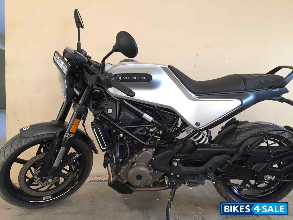 Silver And Black Husqvarna Vitpilen 250 2022 Silver And Black Husqvarna Vitpilen 250 2022