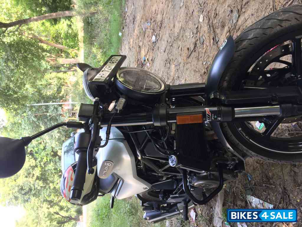 Silver And Black Husqvarna Vitpilen 250 2022 Silver And Black Husqvarna Vitpilen 250 2022