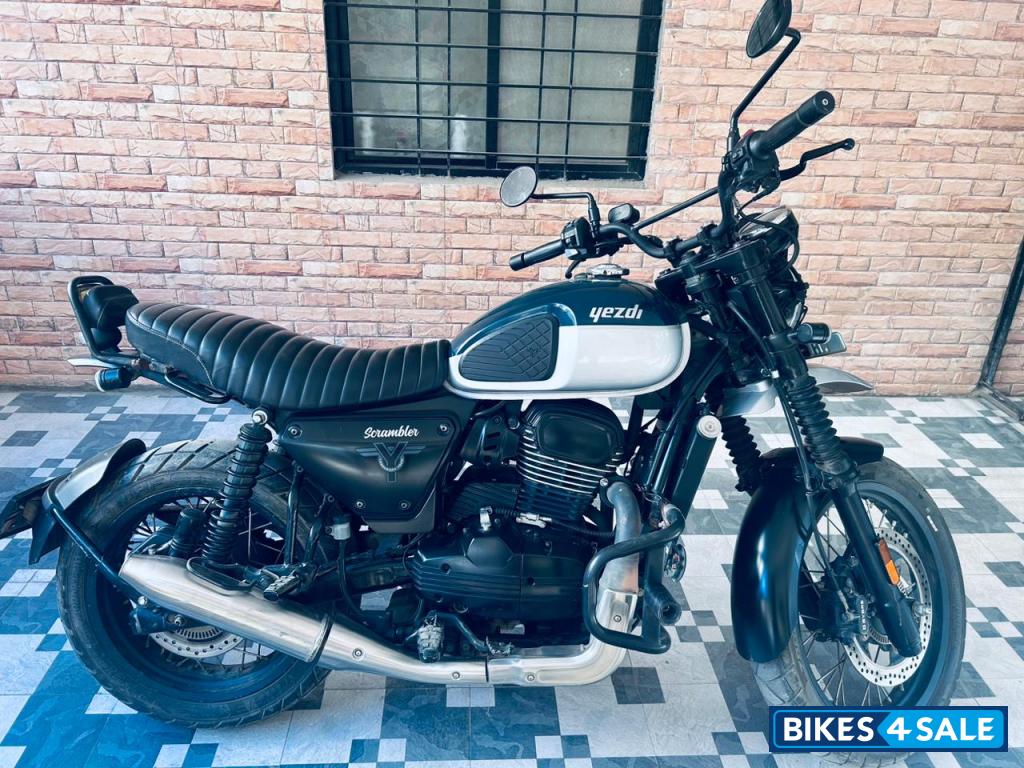 Dual Tone Mean Green Yezdi Scrambler Dual Tone