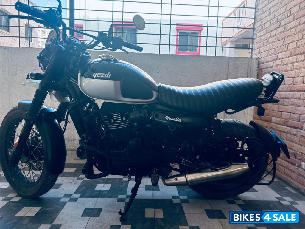 Dual Tone Mean Green Yezdi Scrambler Dual Tone