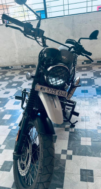 Dual Tone Mean Green Yezdi Scrambler Dual Tone