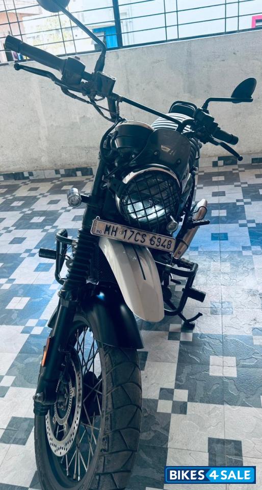 Dual Tone Mean Green Yezdi Scrambler Dual Tone