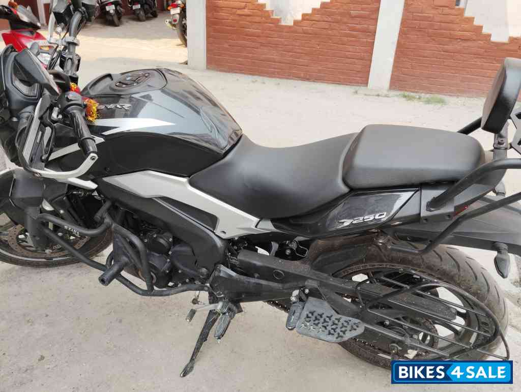 Black Bajaj Dominar 250