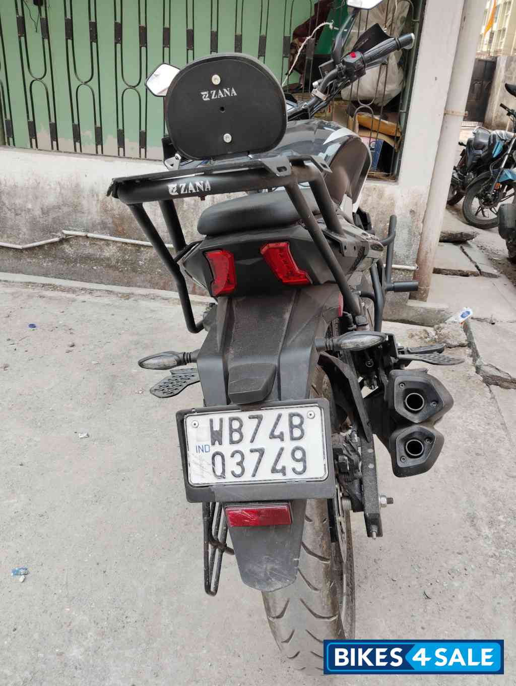 Black Bajaj Dominar 250