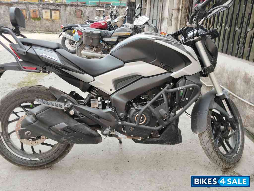 Black Bajaj Dominar 250