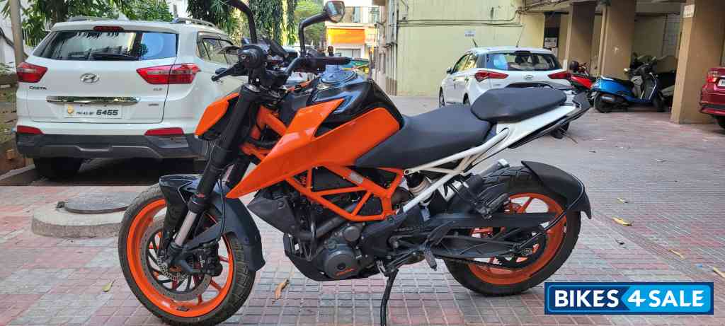Electric Orange KTM Duke 390