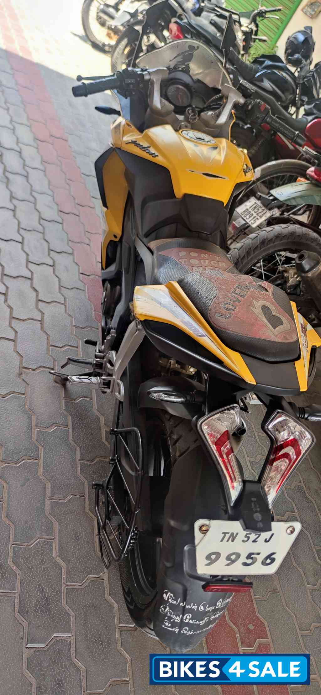 Bajaj Pulsar RS 200 ABS