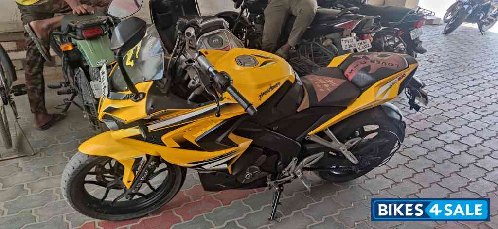 Bajaj Pulsar RS 200 ABS