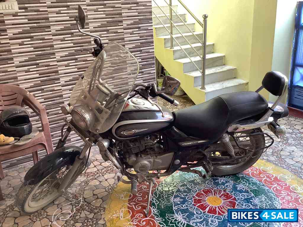 Black Bajaj Avenger Cruise 220