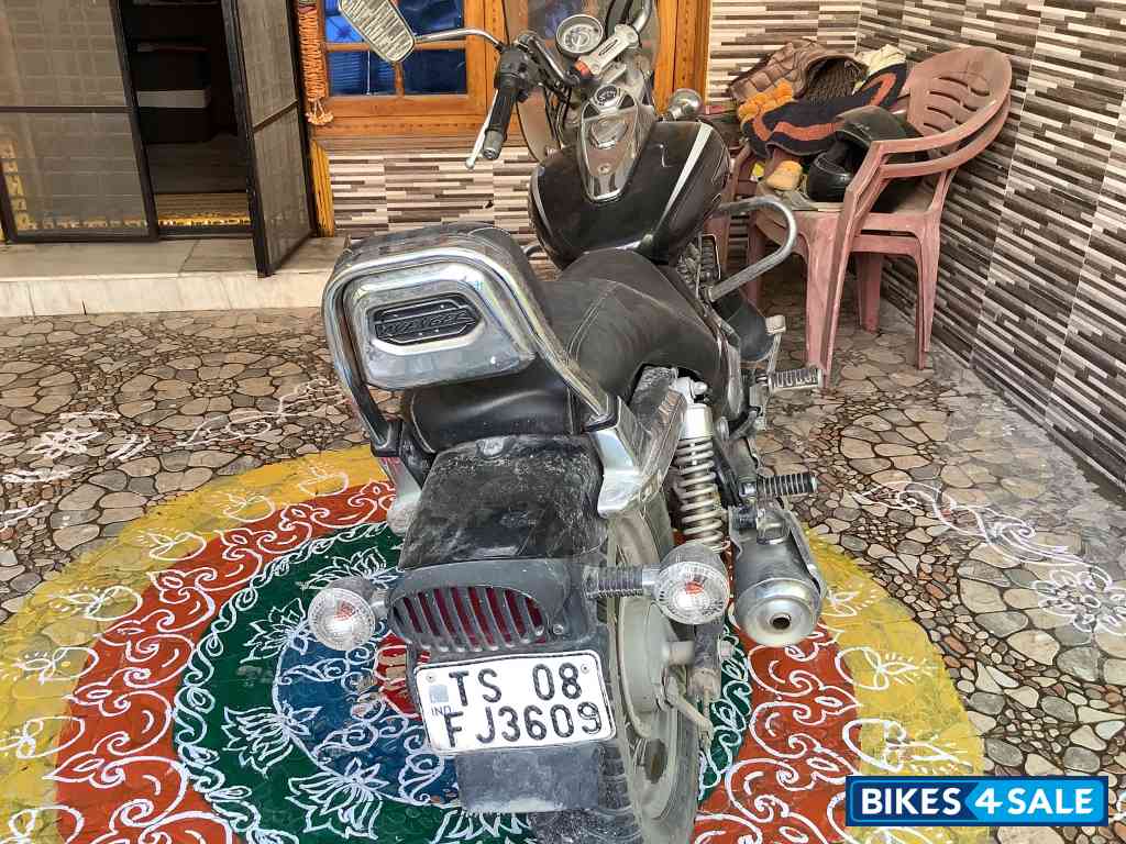 Black Bajaj Avenger Cruise 220