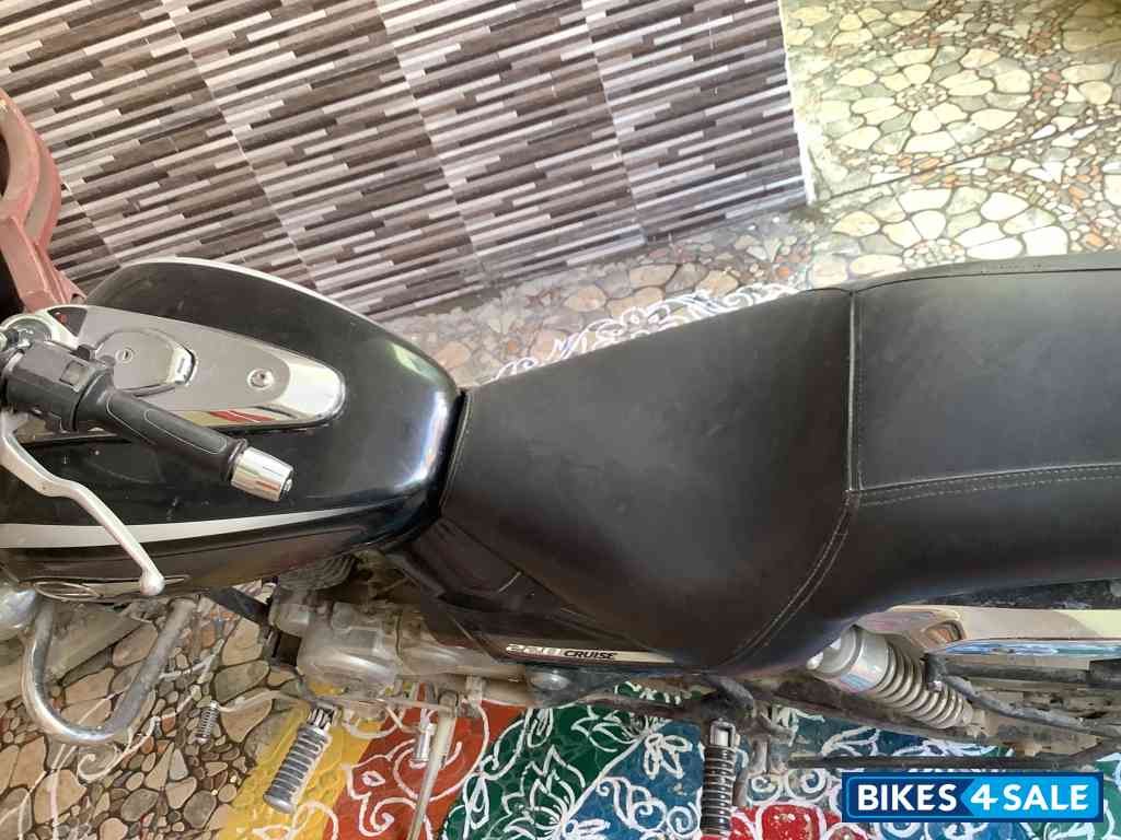 Black Bajaj Avenger Cruise 220