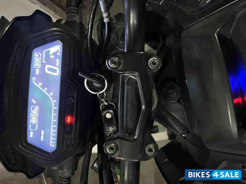 Black Bajaj Dominar 400