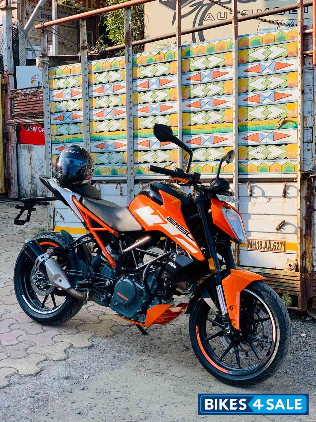 Orange KTM Duke 250 2020