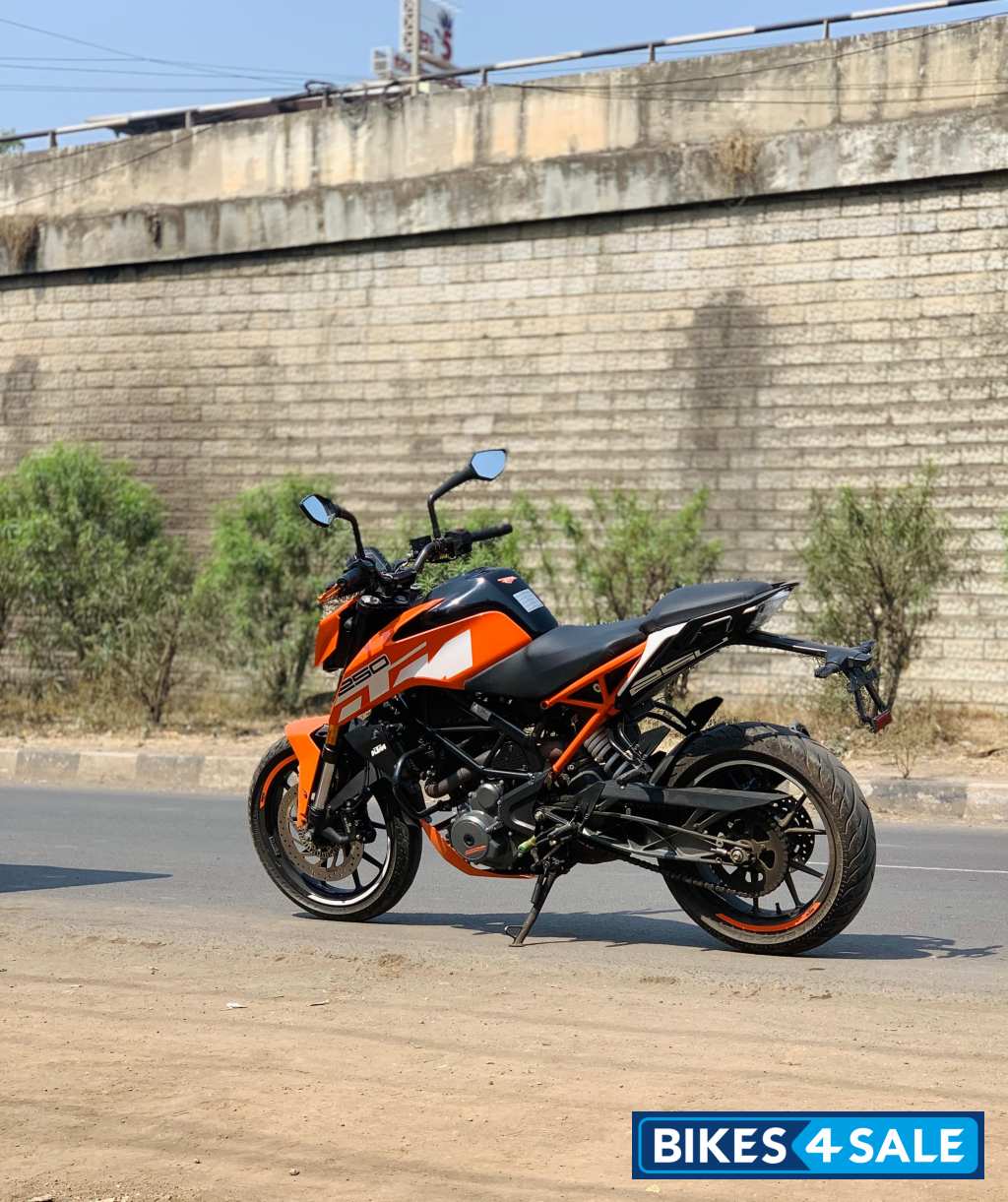 Orange KTM Duke 250 2020