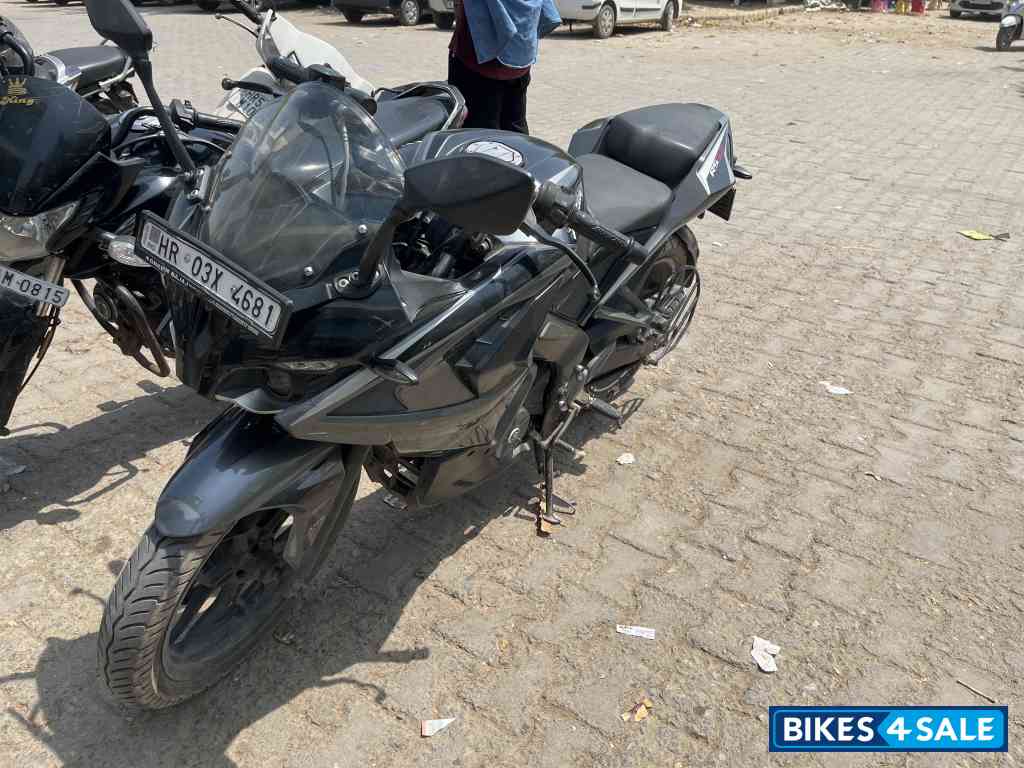 Black Bajaj Pulsar RS 200