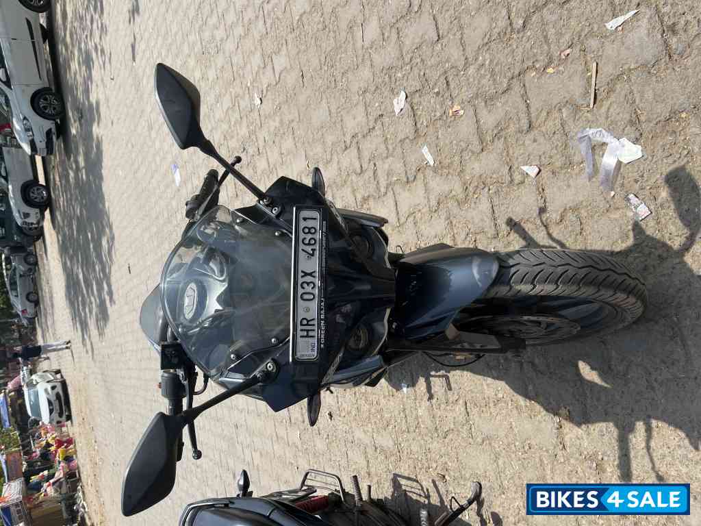 Black Bajaj Pulsar RS 200