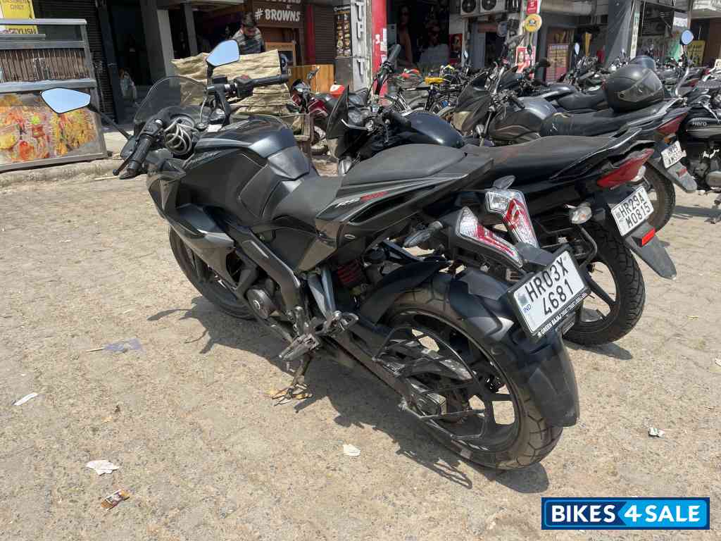 Black Bajaj Pulsar RS 200