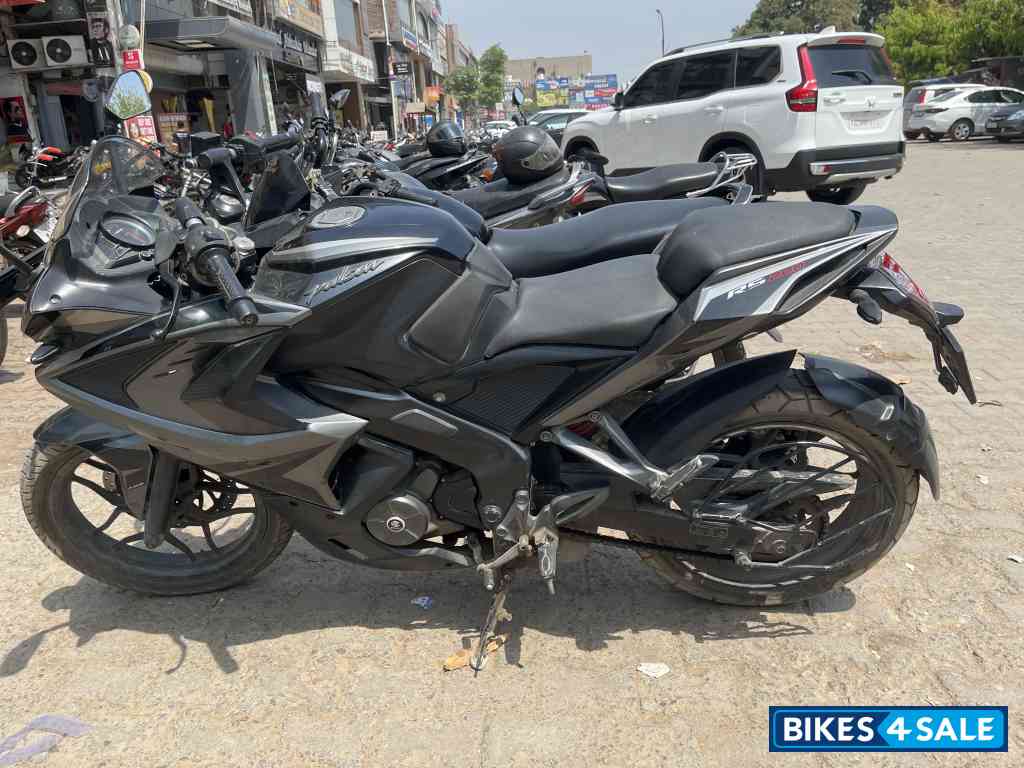 Black Bajaj Pulsar RS 200