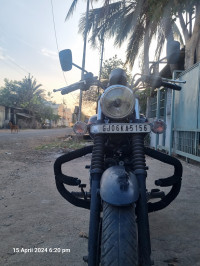 Black Bajaj Avenger Street 220
