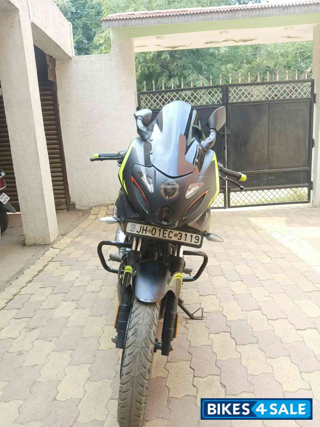 Black Neon Bajaj Pulsar 180F Neon BS6