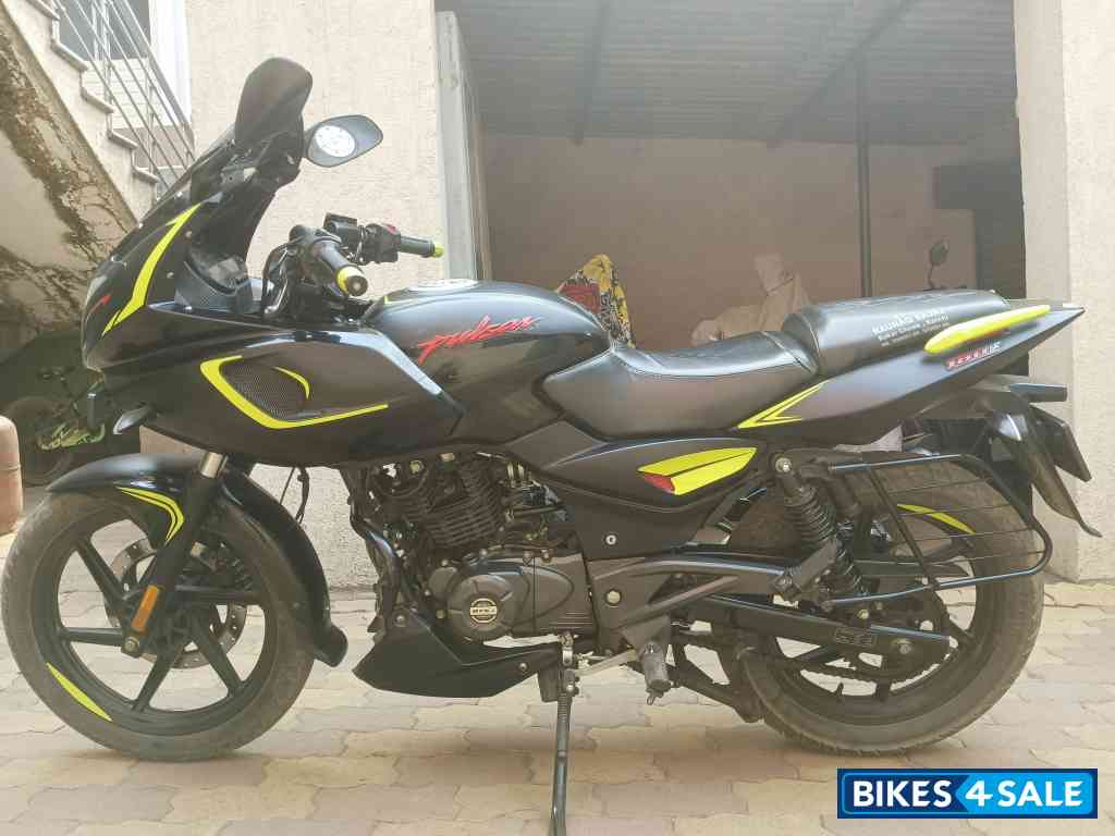 Black Neon Bajaj Pulsar 180F Neon BS6