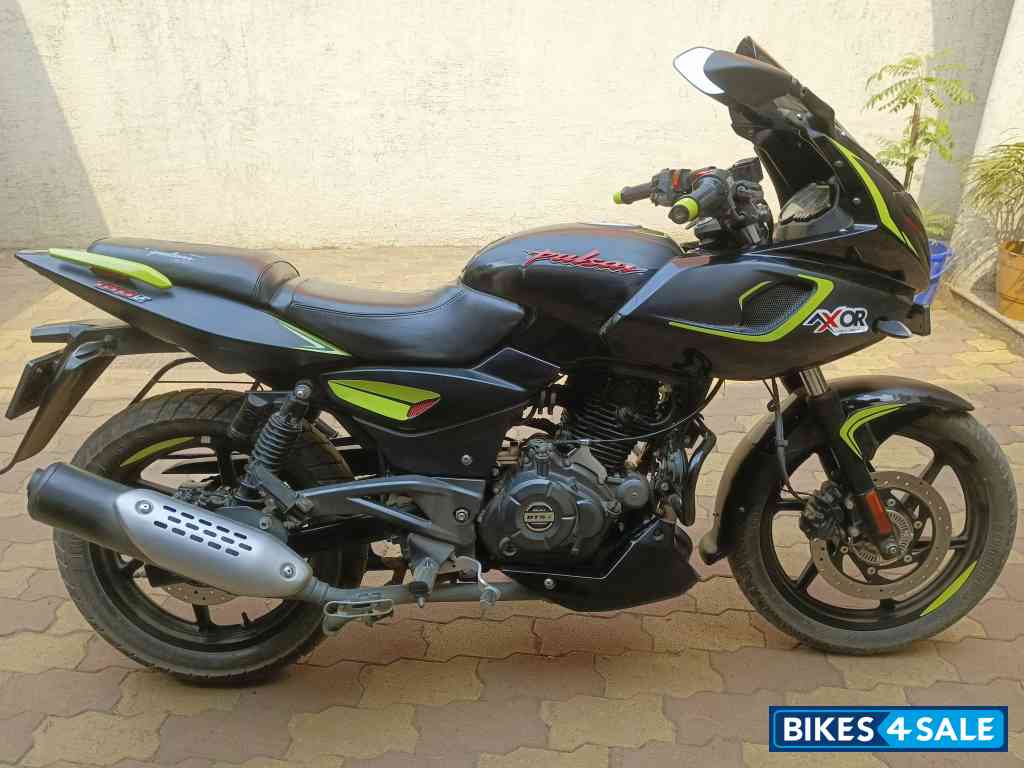 Black Neon Bajaj Pulsar 180F Neon BS6