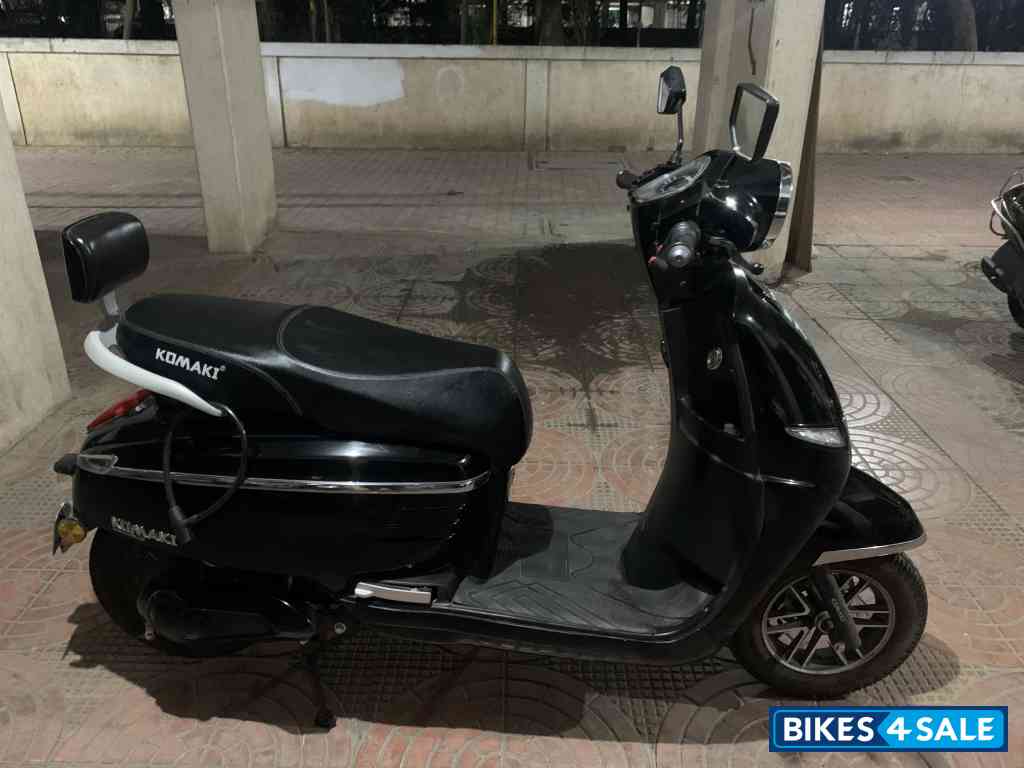 Black KOMAKI Flora Black KOMAKI Flora