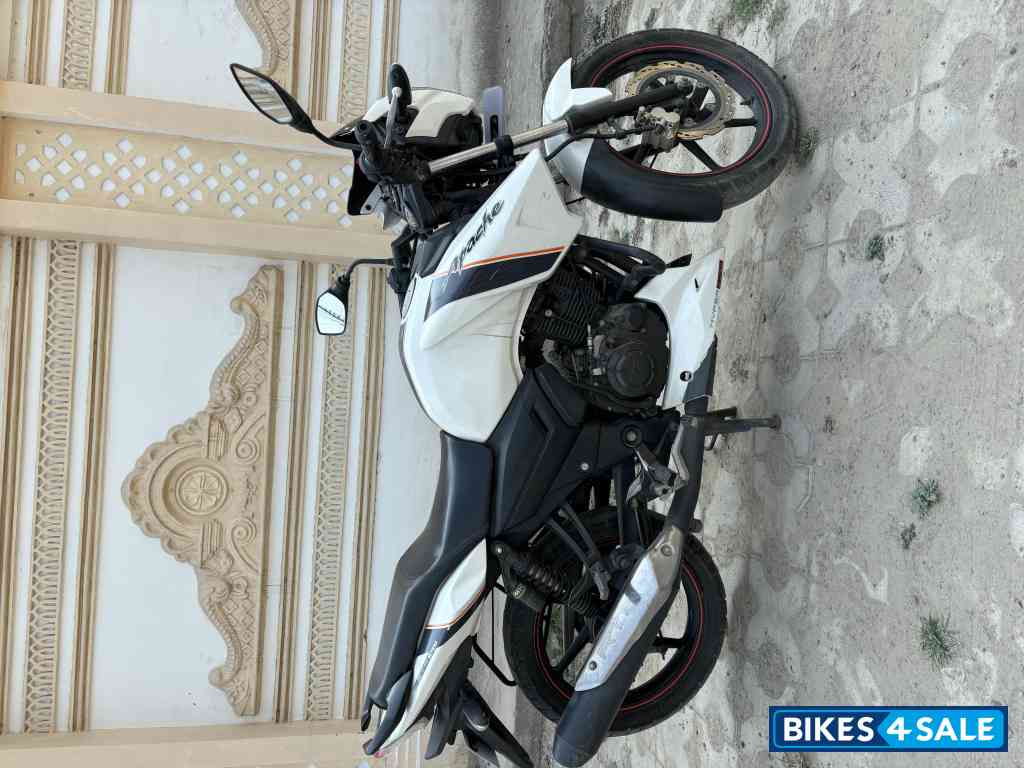 White TVS Apache RTR 160