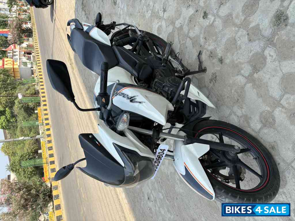 White TVS Apache RTR 160