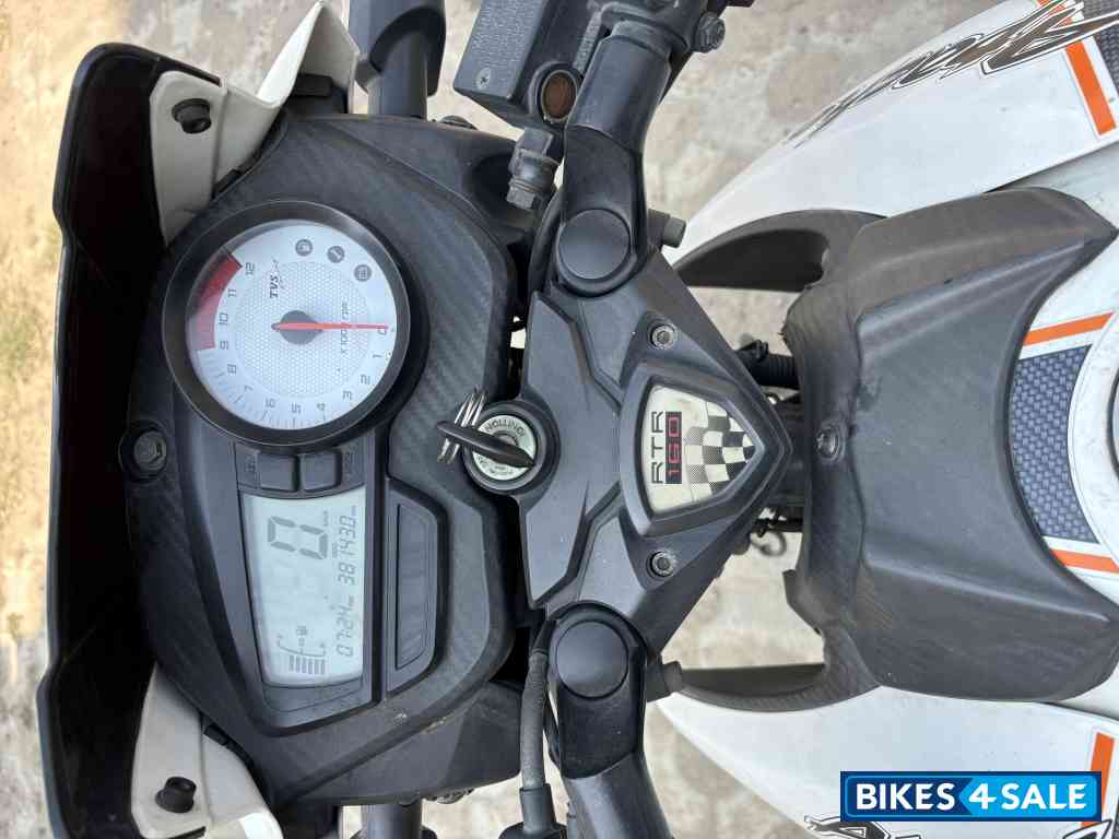White TVS Apache RTR 160