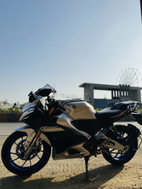 White Matallic C Yamaha R15M