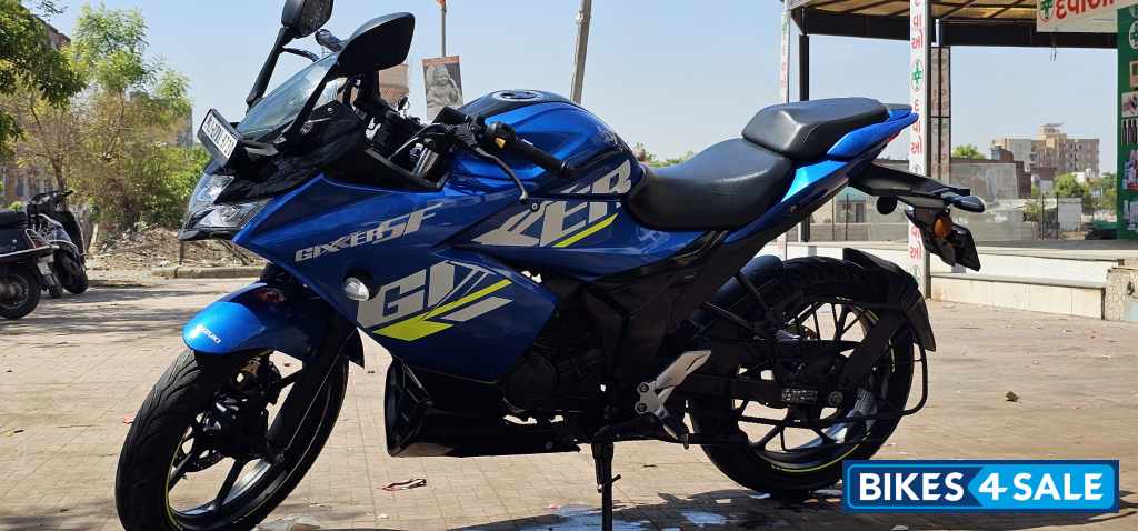 Blue Suzuki Gixxer SF Blue Suzuki Gixxer SF