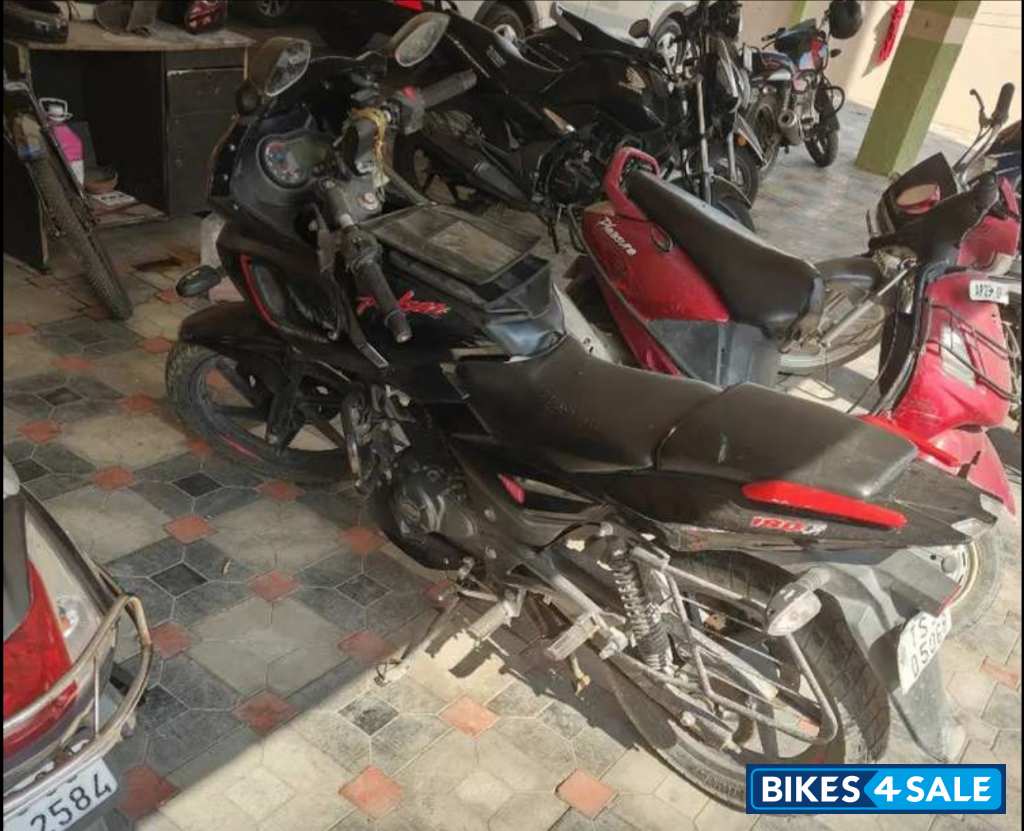 Bajaj Pulsar 180F Neon