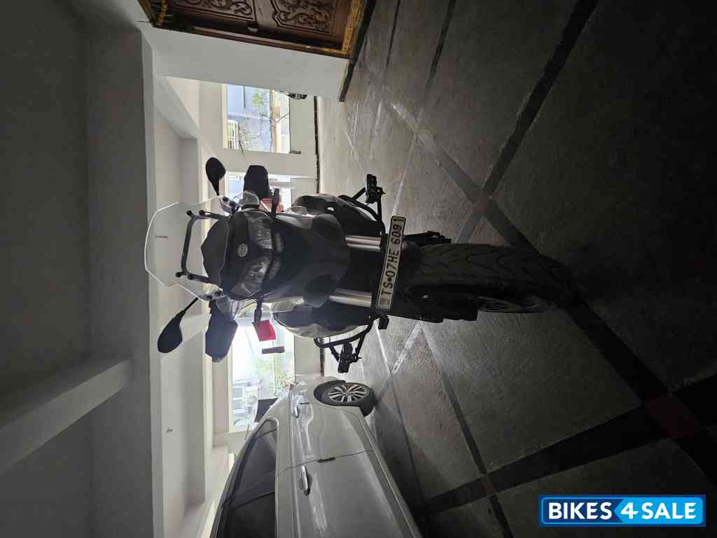 White Benelli TRK 502