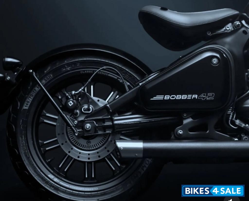 Jawa 42 Bobber Black Mirror