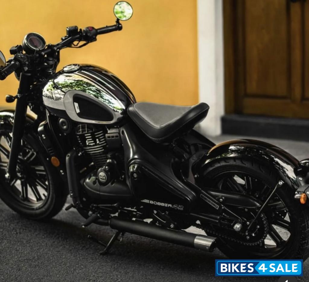 Jawa 42 Bobber Black Mirror