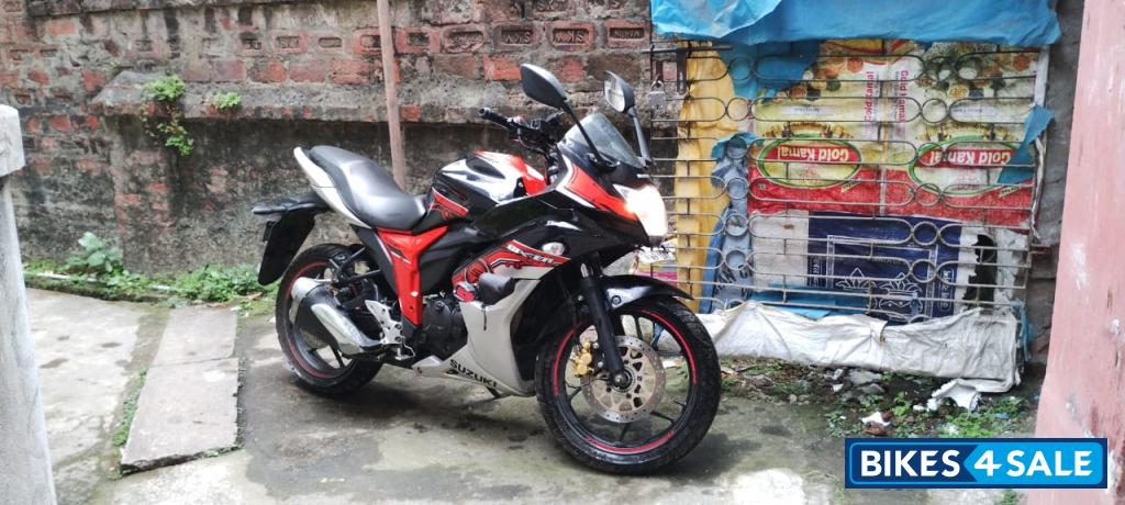Black/red Suzuki Gixxer SF Fi