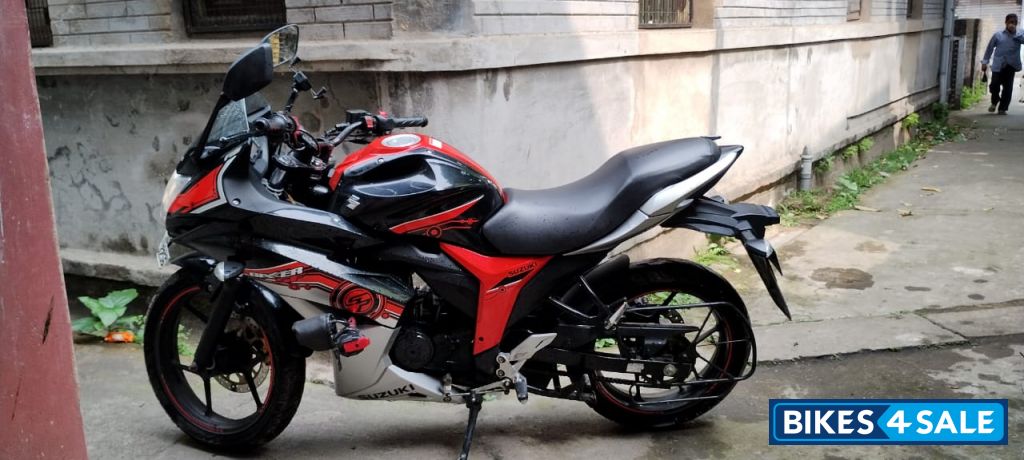 Black/red Suzuki Gixxer SF Fi