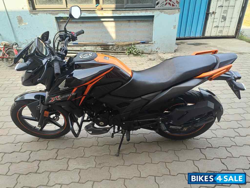 Pearl Igneous Black Honda XBlade BS6