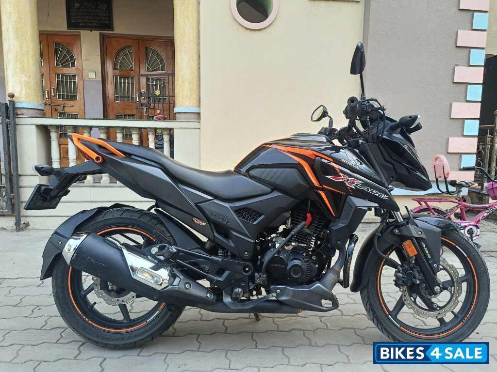 Pearl Igneous Black Honda XBlade BS6