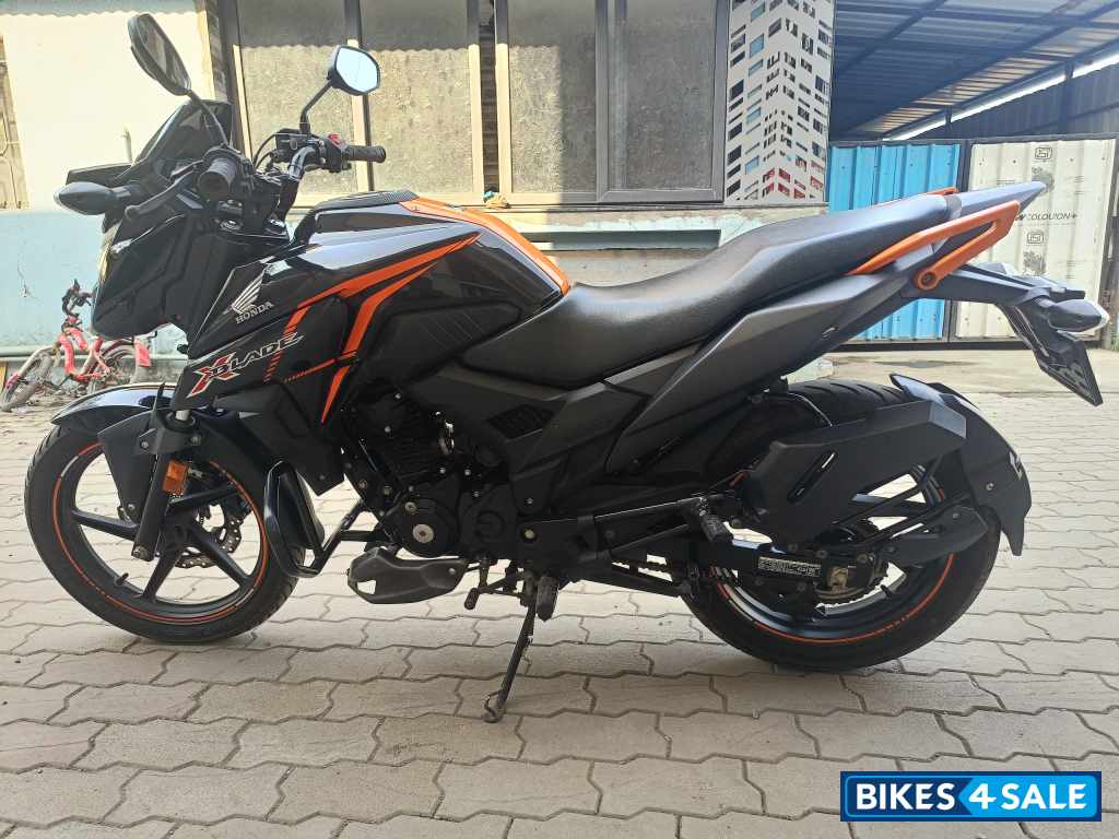 Pearl Igneous Black Honda XBlade BS6